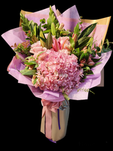 Load image into Gallery viewer, Premium Hrdragen with lily,roses