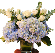 Load image into Gallery viewer, Premium hdrange bouquet with glass vase