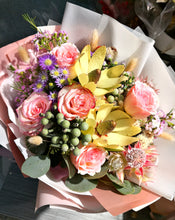 Load image into Gallery viewer, special mix flower - Elegant Floral Gift Boutique